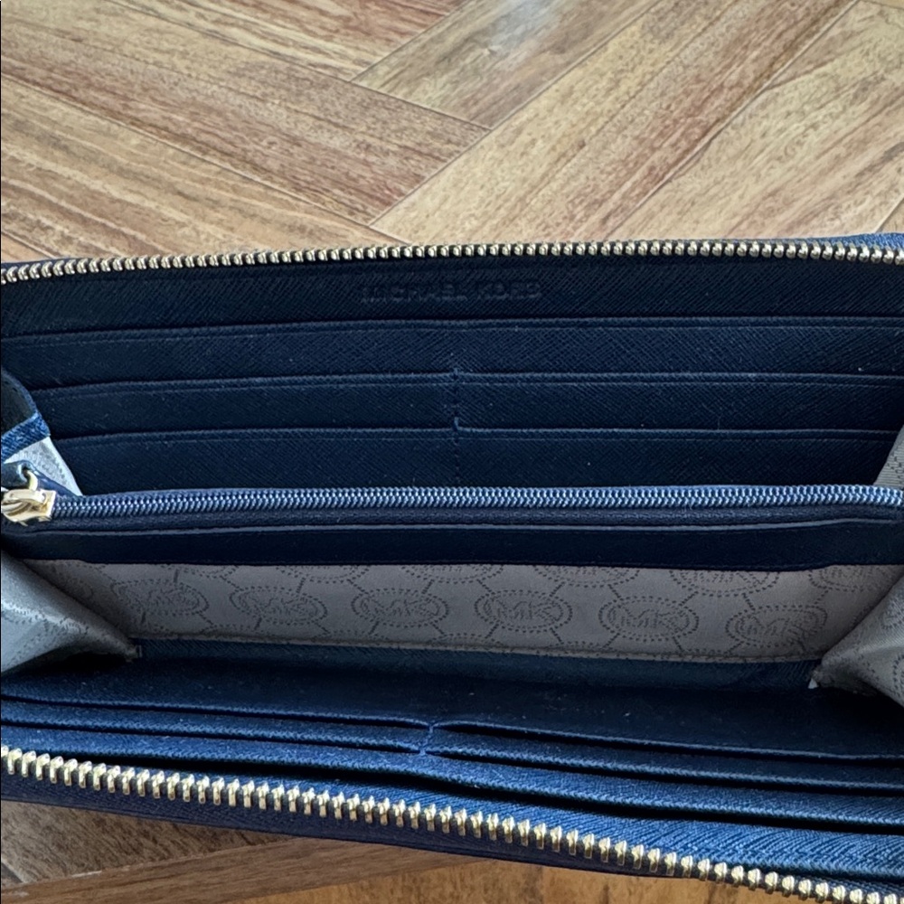 Michael Kors Jet Set Leather Wallet Striped Blue & White - Picture 5 of 6
